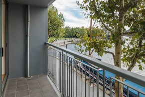 Bright 2 Bed 2 Bath apt Near Canary Wharf