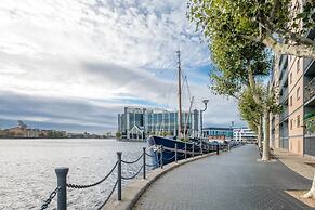 Bright 2 Bed 2 Bath apt Near Canary Wharf