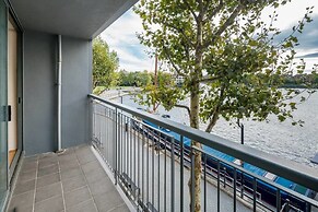 Bright 2 Bed 2 Bath apt Near Canary Wharf