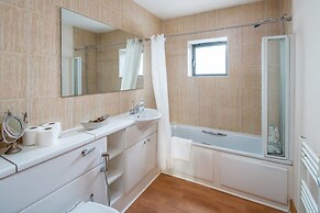 Bright 2 Bed 2 Bath apt Near Canary Wharf