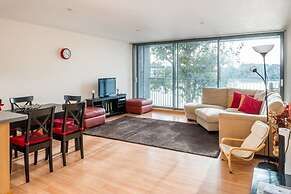 Bright 2 Bed 2 Bath apt Near Canary Wharf