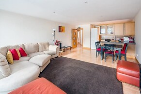 Bright 2 Bed 2 Bath apt Near Canary Wharf