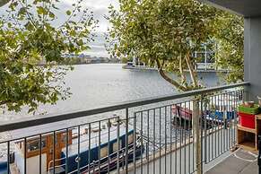 Bright 2 Bed 2 Bath apt Near Canary Wharf