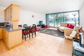 Bright 2 Bed 2 Bath apt Near Canary Wharf