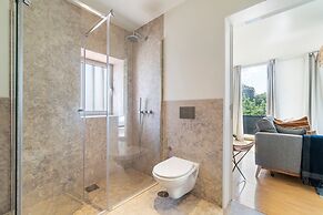 Modern 1BD w AC & Balcony