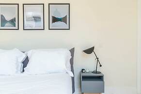 Modern 1BD w AC & Balcony