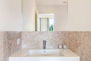 Modern 1BD w AC & Balcony