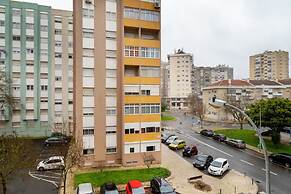 Large Contemporary 3 Bedroom Apartment