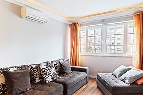 Large Contemporary 3 Bedroom Apartment