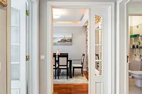 Large Contemporary 3 Bedroom Apartment