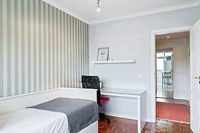 Large Contemporary 3 Bedroom Apartment