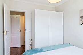 Large Contemporary 3 Bedroom Apartment