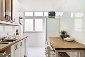 Large Contemporary 3 Bedroom Apartment