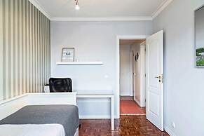 Large Contemporary 3 Bedroom Apartment