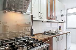 Large Contemporary 3 Bedroom Apartment