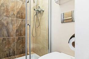 Large Contemporary 3 Bedroom Apartment