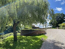 Stunning 3-bed House in a Private Hidden Valley