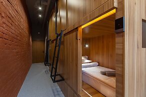Q-block capsule hotel