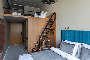 Q-block capsule hotel