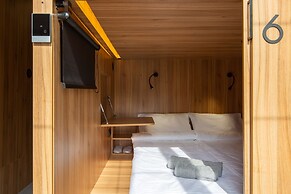 Q-block capsule hotel