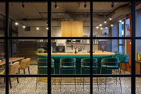 Q-block capsule hotel