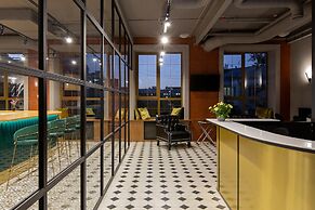 Q-block capsule hotel