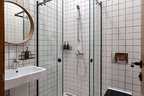 Q-block capsule hotel