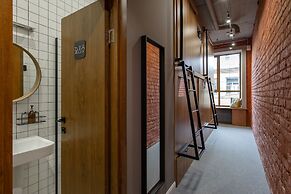 Q-block capsule hotel