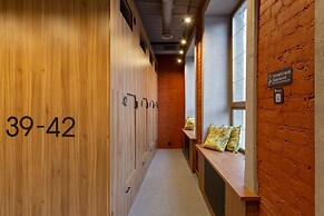Q-block capsule hotel