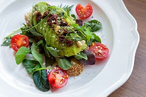 Q-block capsule hotel
