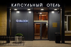 Q-block capsule hotel