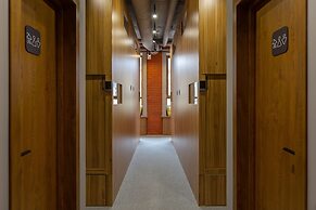 Q-block capsule hotel