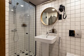 Q-block capsule hotel