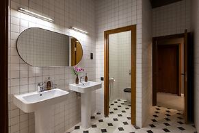 Q-block capsule hotel