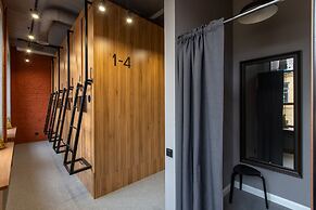 Q-block capsule hotel