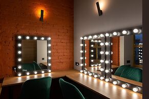 Q-block capsule hotel