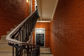 Q-block capsule hotel