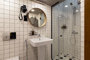 Q-block capsule hotel