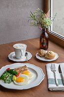 Q-block capsule hotel