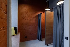 Q-block capsule hotel