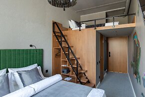 Q-block capsule hotel