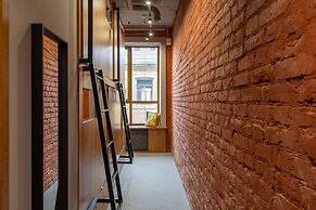 Q-block capsule hotel