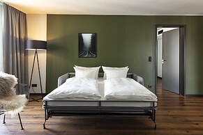 Black F House - Serviced Apartments