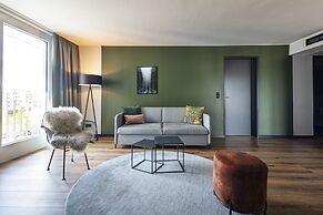 Black F House - Serviced Apartments