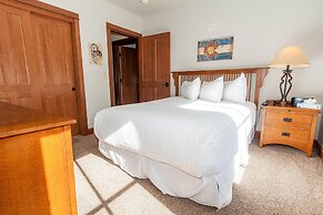 Oro Grande by Summit County Mountain Retreats