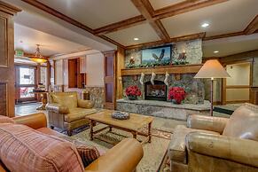 Lone Eagle by Summit County Mountain Retreats