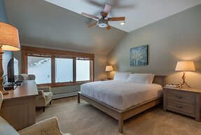 Lone Eagle by Summit County Mountain Retreats