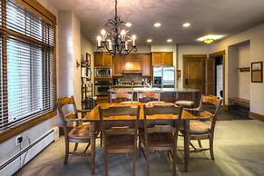 Lone Eagle by Summit County Mountain Retreats