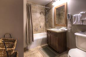 Lone Eagle by Summit County Mountain Retreats