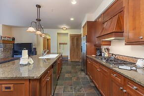 Lone Eagle by Summit County Mountain Retreats